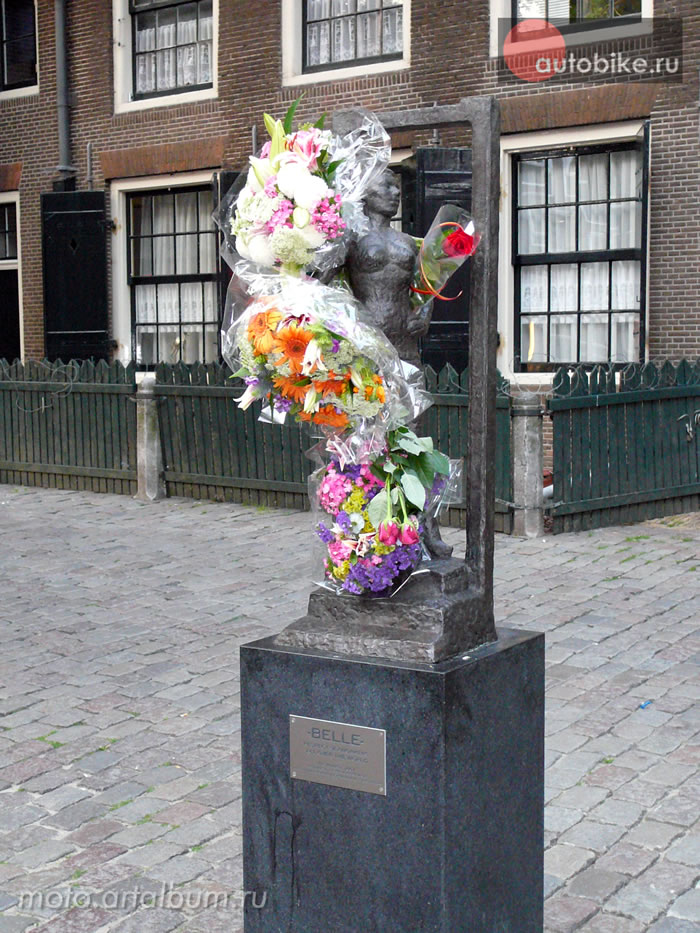 Памятник проституткам в амстердаме. Всегда живые цветы.